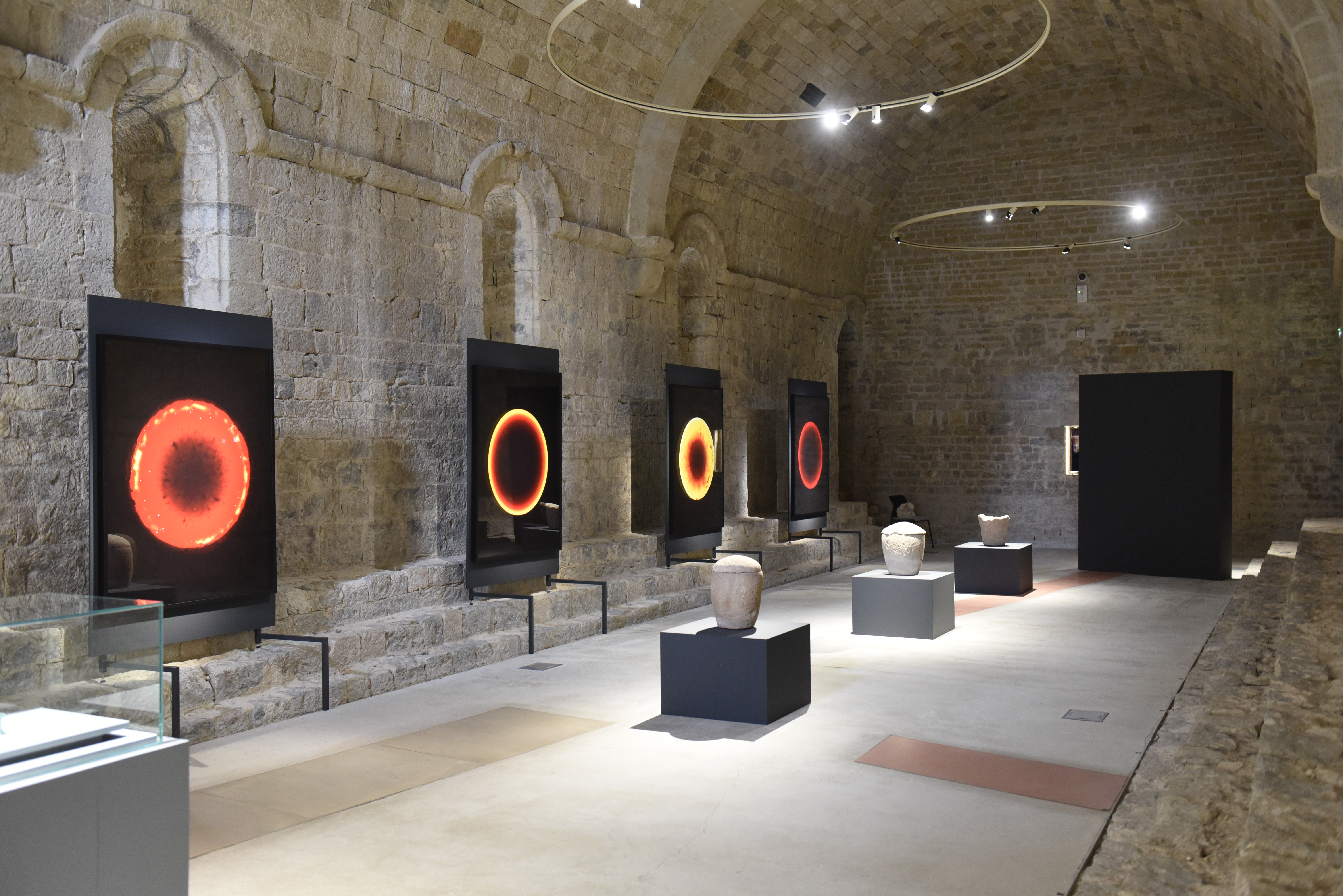 Abbaye de La Celle, réfectoire. Exposition Eloge du temps. Raphaël Dallaporta, 2024