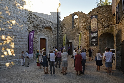 Photo of the spectators of the La Celle Abbey concerts