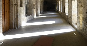 Photo des couloirs de l'abbaye de La Celle